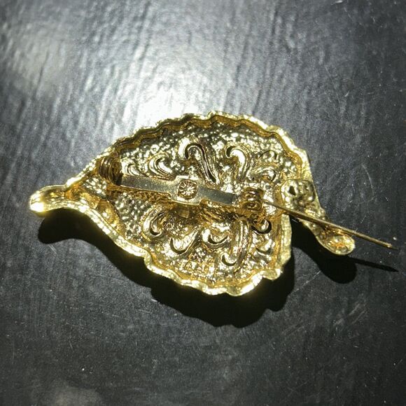 Vintage Signed AAI 2” Gold Tone Open Leaf Brooch - Picture 4 of 4